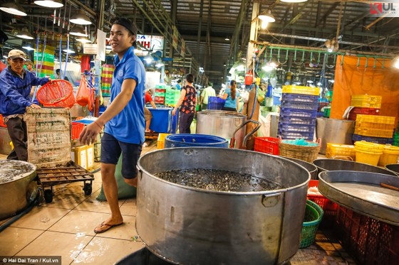 Vất vả trăm phận đời mưu sinh giữa chợ đêm Sài Gòn ảnh 3