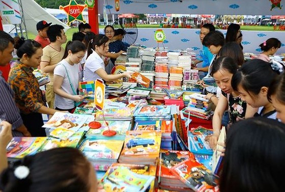 Lẩu sách cuối năm ảnh 1