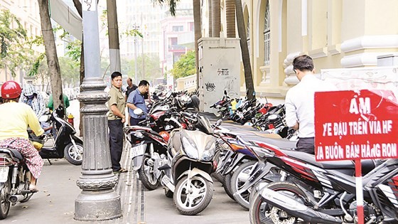 Trả vỉa hè cho người đi bộ để quản lý đô thị tốt hơn ảnh 1