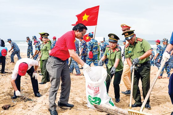 Vietjet ra quân “Hãy làm sạch biển” 2018 ảnh 1