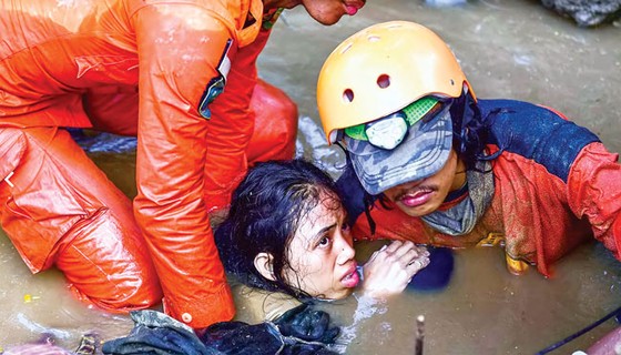 Indonesia tan hoang sau động đất - sóng thần ảnh 6
