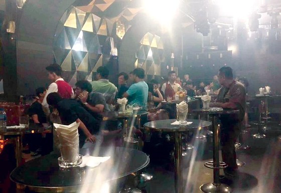 Bài 1: Đi bar… “đập đá” ảnh 2