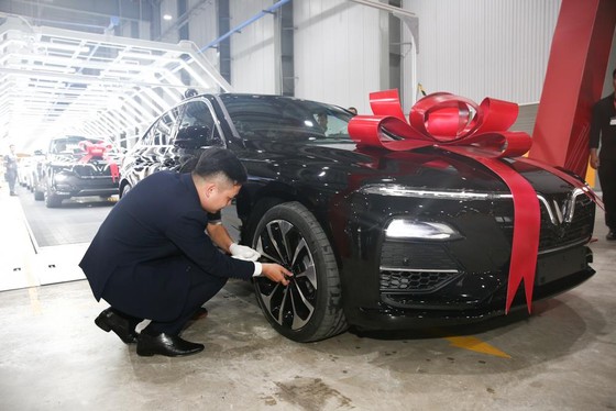 Vinfast bàn giao lô xe Lux SA2.0 va Lux A2.0 đầu tiên cho khách hàng ảnh 2