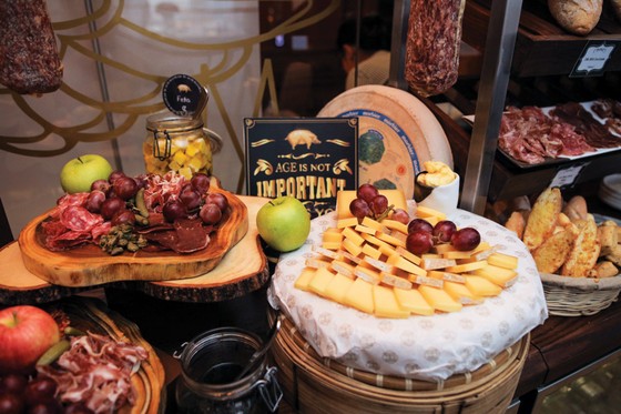 Tiệc rượu vang và phô mai cùng hôtel des arts saigon ảnh 2