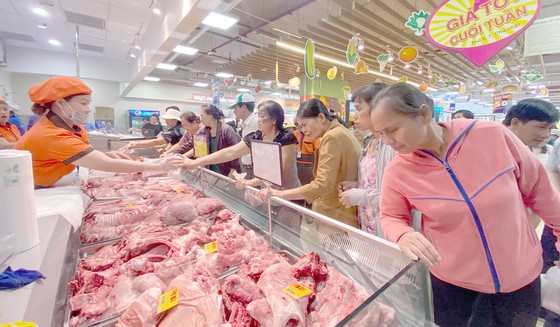Doanh nghiệp cam kết bình ổn giá thịt heo ảnh 1