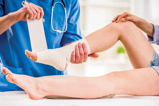 Xoa bóp giảm đau gan bàn chân ảnh 2