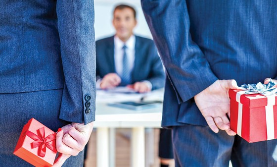 Cấm tặng quà tết có được không? ảnh 1
