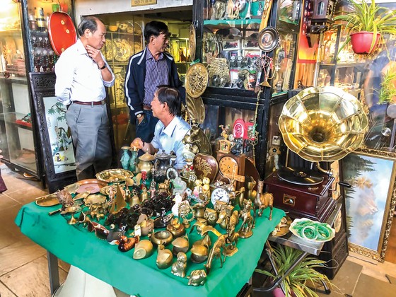 Mua hoài niệm ở chợ đồ cổ Cao Minh ảnh 2