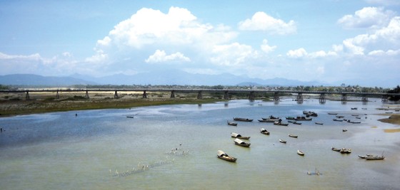 Dòng sông trơ đáy ảnh 1
