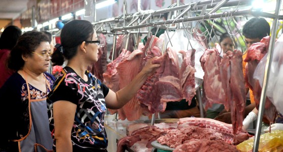 Cân đối cung cầu, kiểm soát giá thịt heo ảnh 1
