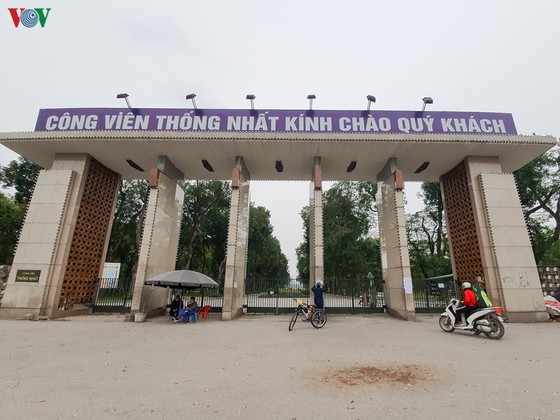 ngày đầu cách ly toàn xã hội: dân hà nội vẫn ra đường tập thể dục hình 6 ngay dau cach ly toan xa hoi: dan ha noi van ra duong tap the duc hinh 6