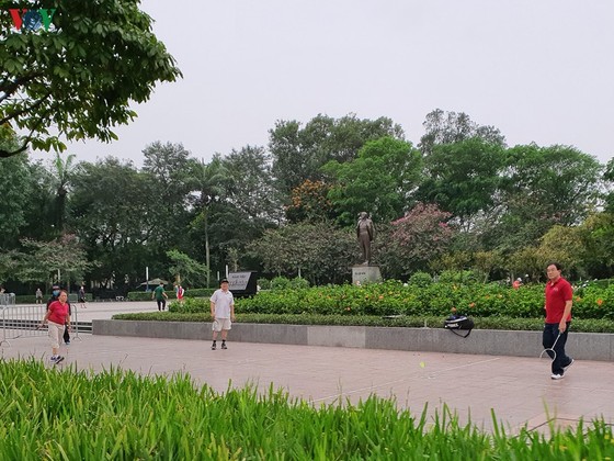 ngày đầu cách ly toàn xã hội: dân hà nội vẫn ra đường tập thể dục hình 18 ngay dau cach ly toan xa hoi: dan ha noi van ra duong tap the duc hinh 18