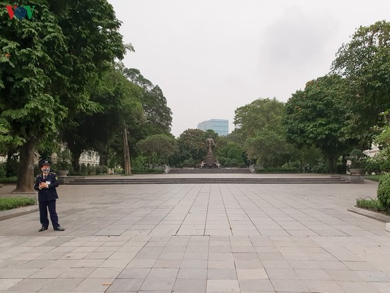 ngày đầu cách ly toàn xã hội: dân hà nội vẫn ra đường tập thể dục hình 4 ngay dau cach ly toan xa hoi: dan ha noi van ra duong tap the duc hinh 4
