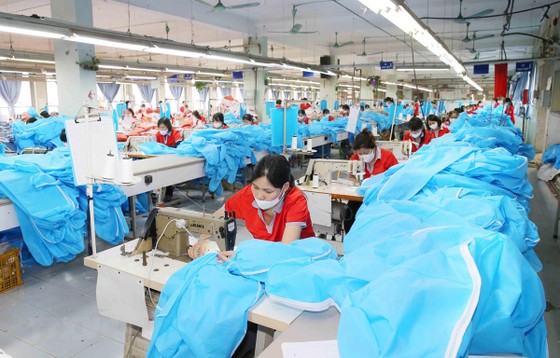 Công ty cổ phần May Chiến Thắng chuyển đổi dây chuyền sang may quần áo bảo hộ y tế. (Ảnh: Phương Hoa/TTXVN)
