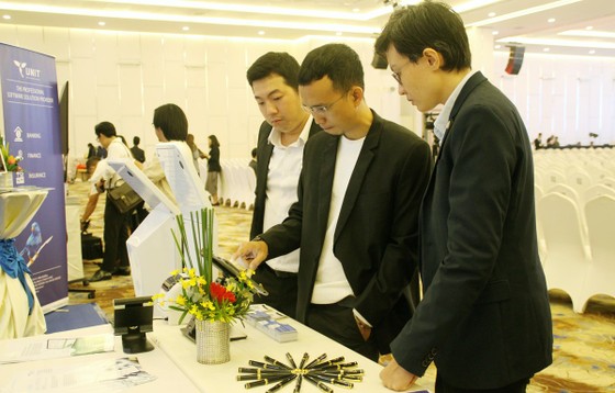 Sản phẩm công nghệ thu hút doanh nghiệp trải nghiệm. (Ảnh: Mỹ Phương/TTXVN)