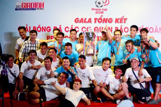 CLB Phóng viên Thể thao TPHCM đoạt Press Cup 2018 ảnh 1