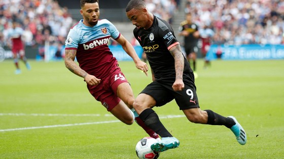 West Ham - Man City 0-5: Sterling ghi hattrick giúp City lên đầu bảng ảnh 3