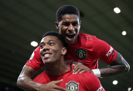 Man United phải mua bằng được tiền đạo Juventus ảnh 1