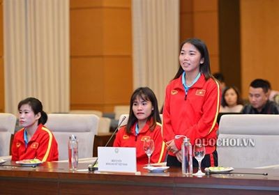 Chủ tịch Quốc hội động viên tuyển nữ VN trước khi tham dự SEA Games 2019 ảnh 2
