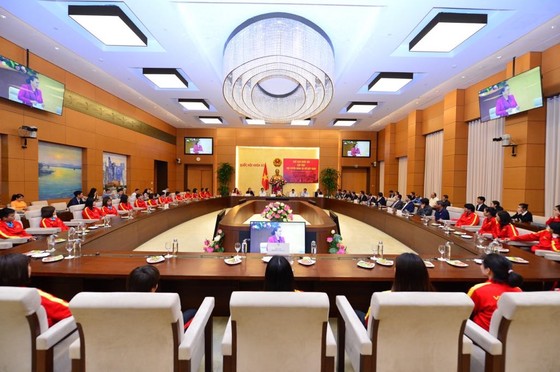 Chủ tịch Quốc hội động viên tuyển nữ VN trước khi tham dự SEA Games 2019 ảnh 1