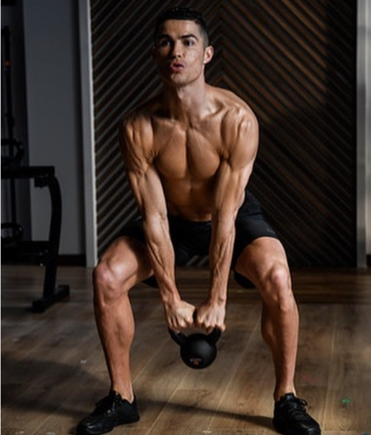 Cristiano Ronaldo phô bày cơ bắp làm dậy sóng mạng xã hội ảnh 1