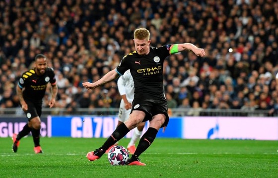 Kevin De Bruyne sút thắng quả phạt đền