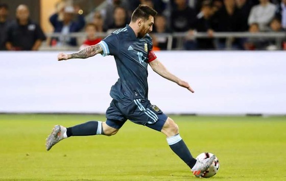 Messi sẽ chơi sau 2 tiền đạo khi Argentina tiếp Ecuador