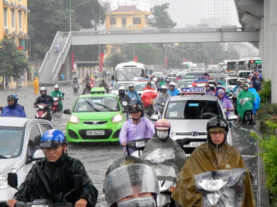 Nhiều tuyến đường ngập sâu Hà Nội do bão số 2 ảnh 3