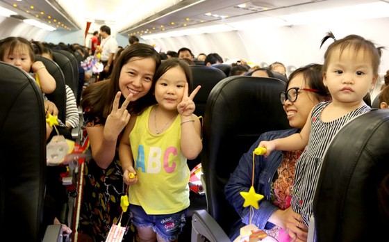 Hành khách nhí đáng yêu mùa trung thu Vietjet ảnh 3