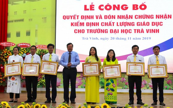 ĐH Trà Vinh đạt chuẩn kiểm định chất lượng giáo dục theo tiêu chí mới ảnh 1