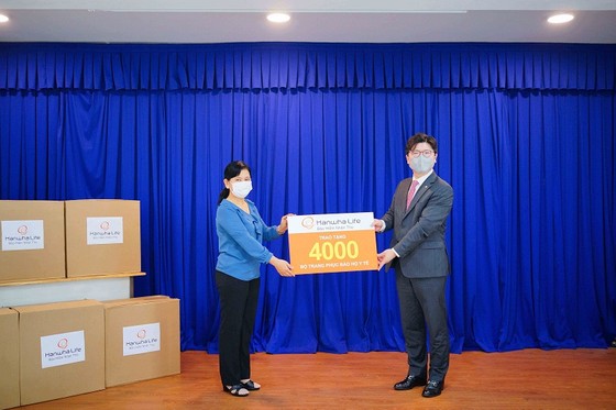 Hanwha Life Việt Nam hỗ trợ y, bác sĩ chống dịch Covid-19 ảnh 1