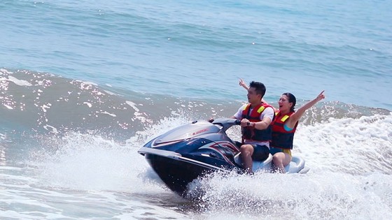 Khai trương dịch vụ thể thao dưới nước đầu tiên tại bãi biển Thuận An - Huế ảnh 2