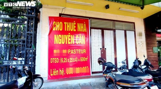 Sau khi hộ kinh doanh trả mặt bằng, chủ nhà treo bảng cho thuê nhà.