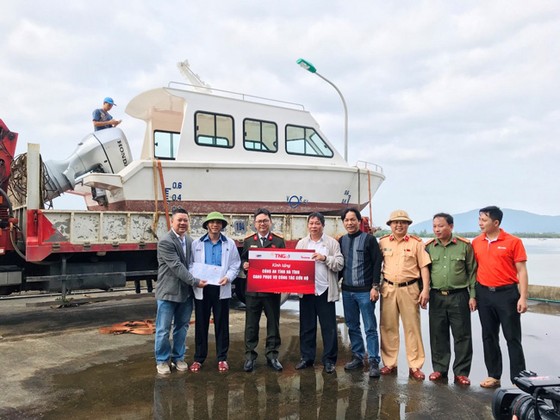 TNG Holdings Vietnam tặng cano cứu hộ cho Bộ Công an ảnh 2