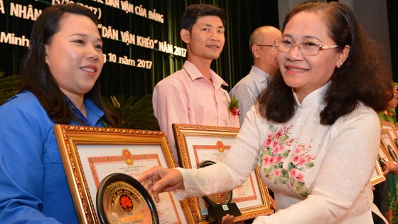 Công tác dân vận cần kiên trì, sâu sát, nói đi đôi với làm ảnh 1