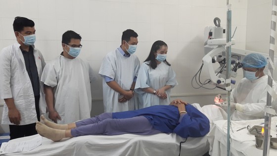 400 bệnh nhân khó khăn được mổ mắt miễn phí ảnh 1