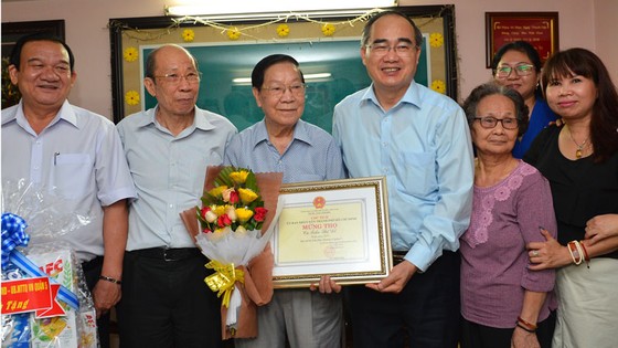 Bí thư Thành ủy TPHCM Nguyễn Thiện Nhân thăm, chúc thọ người cao tuổi tiêu biểu 90 tuổi ảnh 1