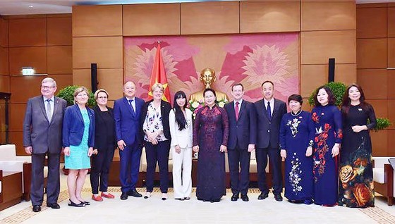 Chủ tịch Quốc hội Nguyễn Thị Kim Ngân tiếp Nhóm nghị sĩ hữu nghị Pháp - Việt ảnh 2