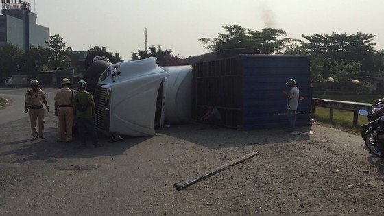 Xe container ôm cua lật nhào suýt đè xe tải ảnh 4