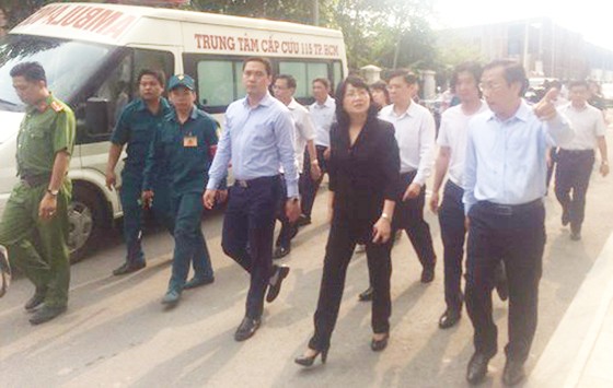 Phó Chủ tịch nước thăm hỏi động viên các gia đình có nạn nhân trong vụ cháy ở chung cư Carina Plaza ảnh 1