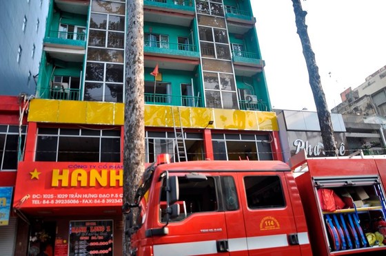 Giải cứu hàng chục người mắc kẹt trong khách sạn bốc cháy ở TPHCM ảnh 3
