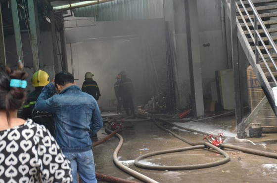 Cháy lớn tại công ty may mặc ở Hóc Môn, công nhân tháo chạy tán loạn ảnh 9
