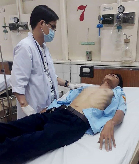 Hai cán bộ trật tự đô thị phường bị chủ quán ốc đánh khi dẹp vỉa hè ảnh 1