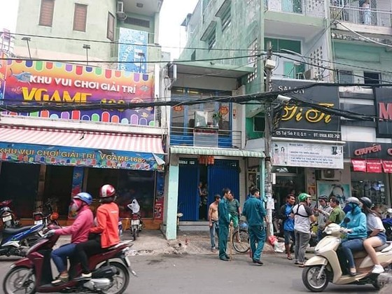Thanh niên nghi cướp giật cầm mảnh gương xông vào tiệm game bắn cá cố thủ ảnh 1