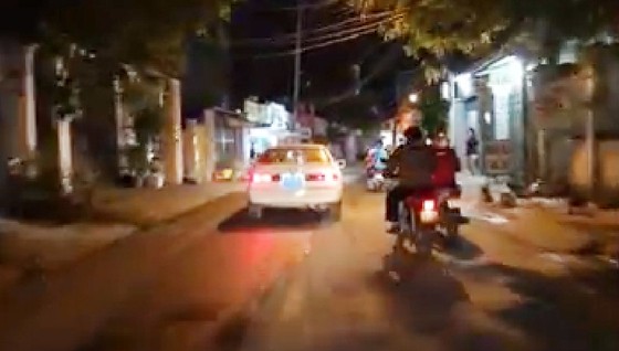 Xe biển xanh 80B chở phụ nữ trẻ em hú còi ưu tiên inh ỏi trên đường phố ảnh 1