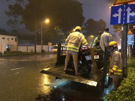 Lực lượng CSGT TPHCM để lại ấn tượng đẹp với người dân trong cơn bão số 9 ảnh 7