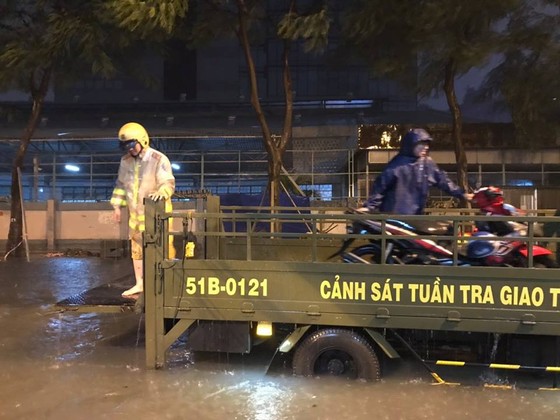 Lực lượng CSGT TPHCM để lại ấn tượng đẹp với người dân trong cơn bão số 9 ảnh 8