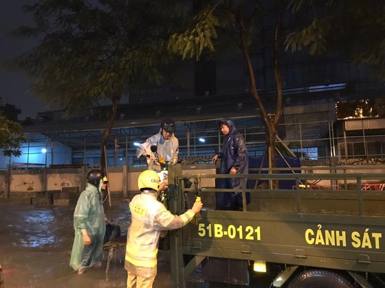 Lực lượng CSGT TPHCM để lại ấn tượng đẹp với người dân trong cơn bão số 9 ảnh 6
