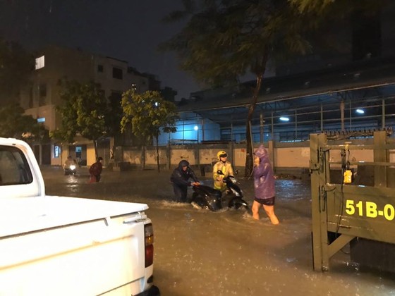 Lực lượng CSGT TPHCM để lại ấn tượng đẹp với người dân trong cơn bão số 9 ảnh 4
