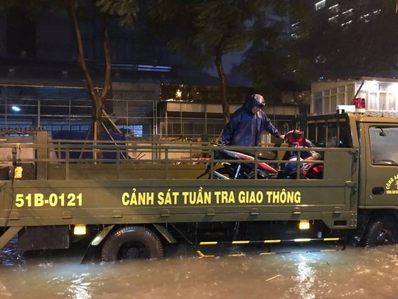 Lực lượng CSGT TPHCM để lại ấn tượng đẹp với người dân trong cơn bão số 9 ảnh 5